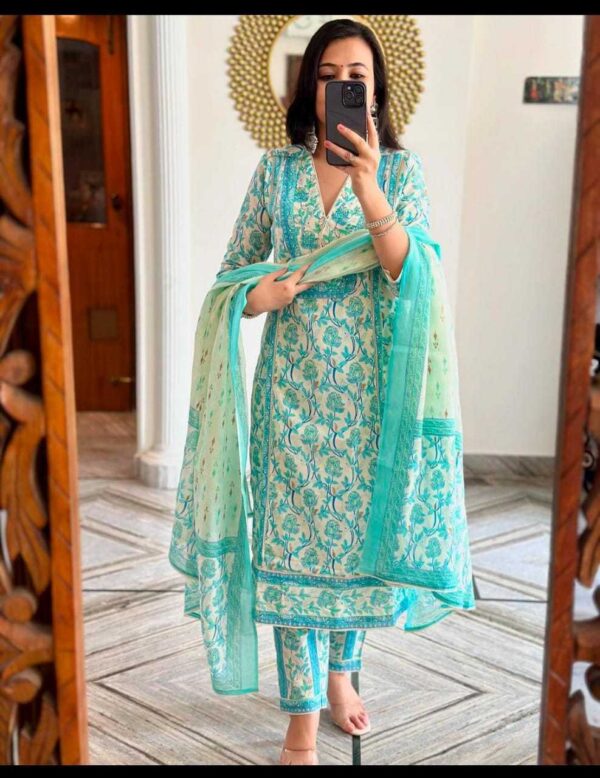 Floral Essence ? Women's Embroidered Cotton Dress with Printed Detailing (M) - Image 4