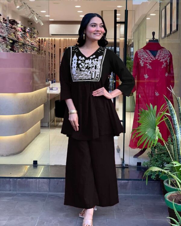 Chic & Stylish Embroidered Kurta Set ? Cotton Slub Comfort (L) - Image 2